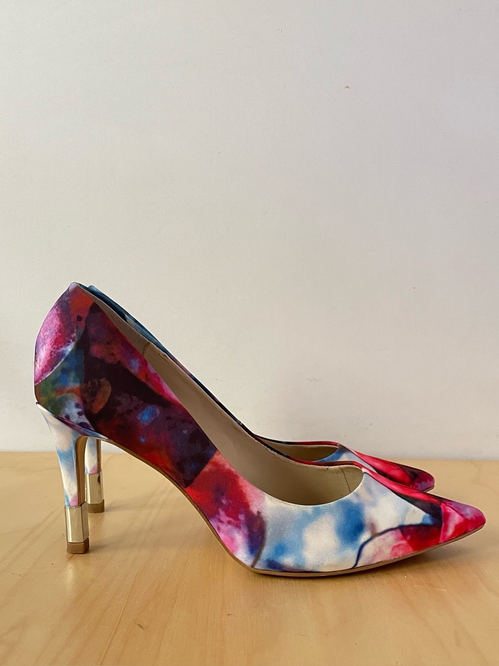 GUESS watercolor floral satin pumps | US 6M